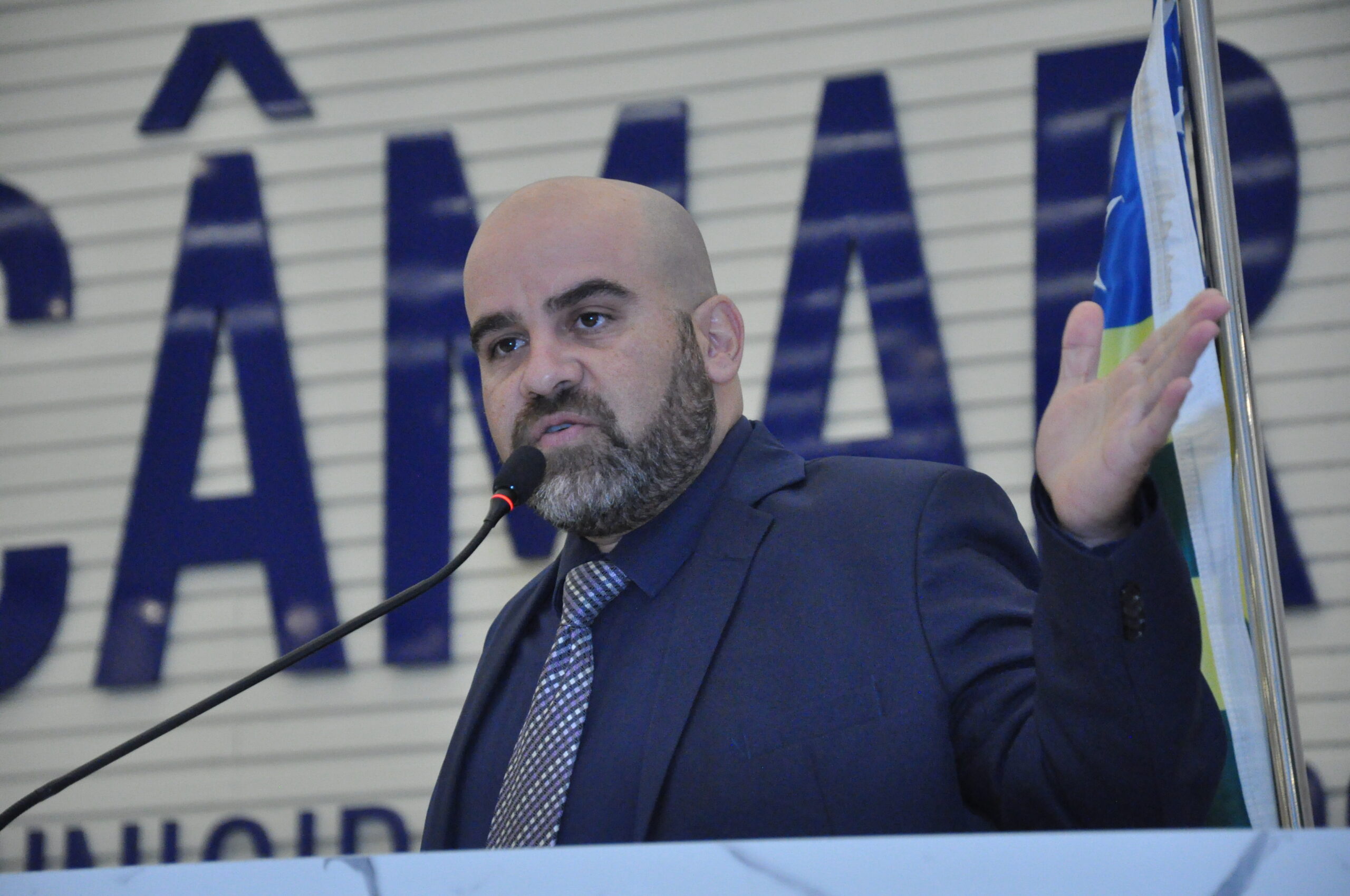 Saia do armário, Dr. Zé Fernandes