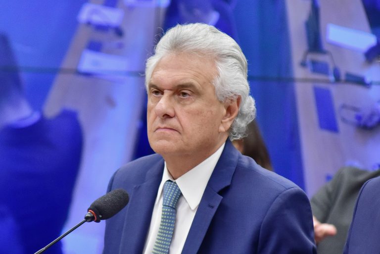 A fantasia de Ronaldo Caiado desmentida pela realidade escancarada por Cláudio Castro