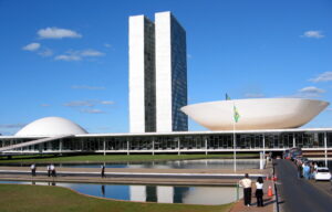 Com um orçamento de R$ 18 bilhões para 2026, o Brasil mantém o segundo parlamento mais caro do mundo. Saiba como os custos com deputados e servidores impactam o orçamento nacional