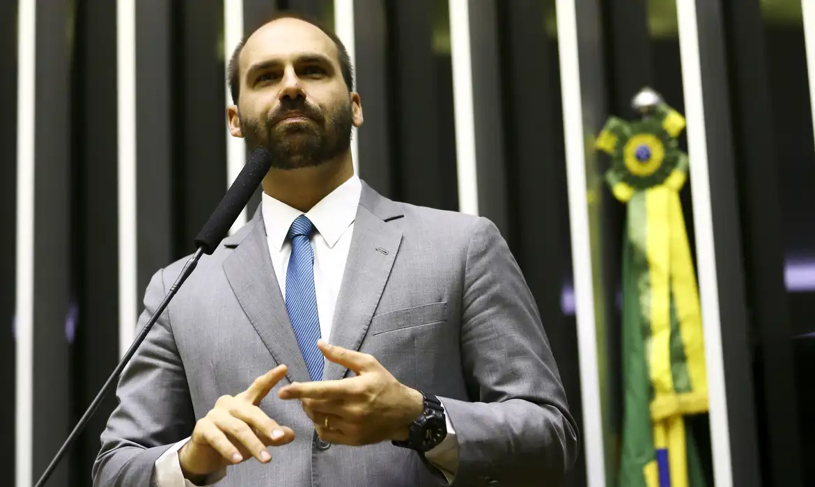 Pesquisas podem definir futuro político de Eduardo Bolsonaro ao Senado