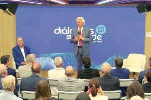 Ronaldo Caiado, governador de Goiás, defendeu o presidencialismo como solução para a crise institucional e se posicionou de forma firme em evento sobre saúde, destacando suas propostas para o setor.