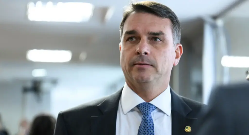 Flávio Bolsonaro pode incluir fim da reeleição em plano de governo