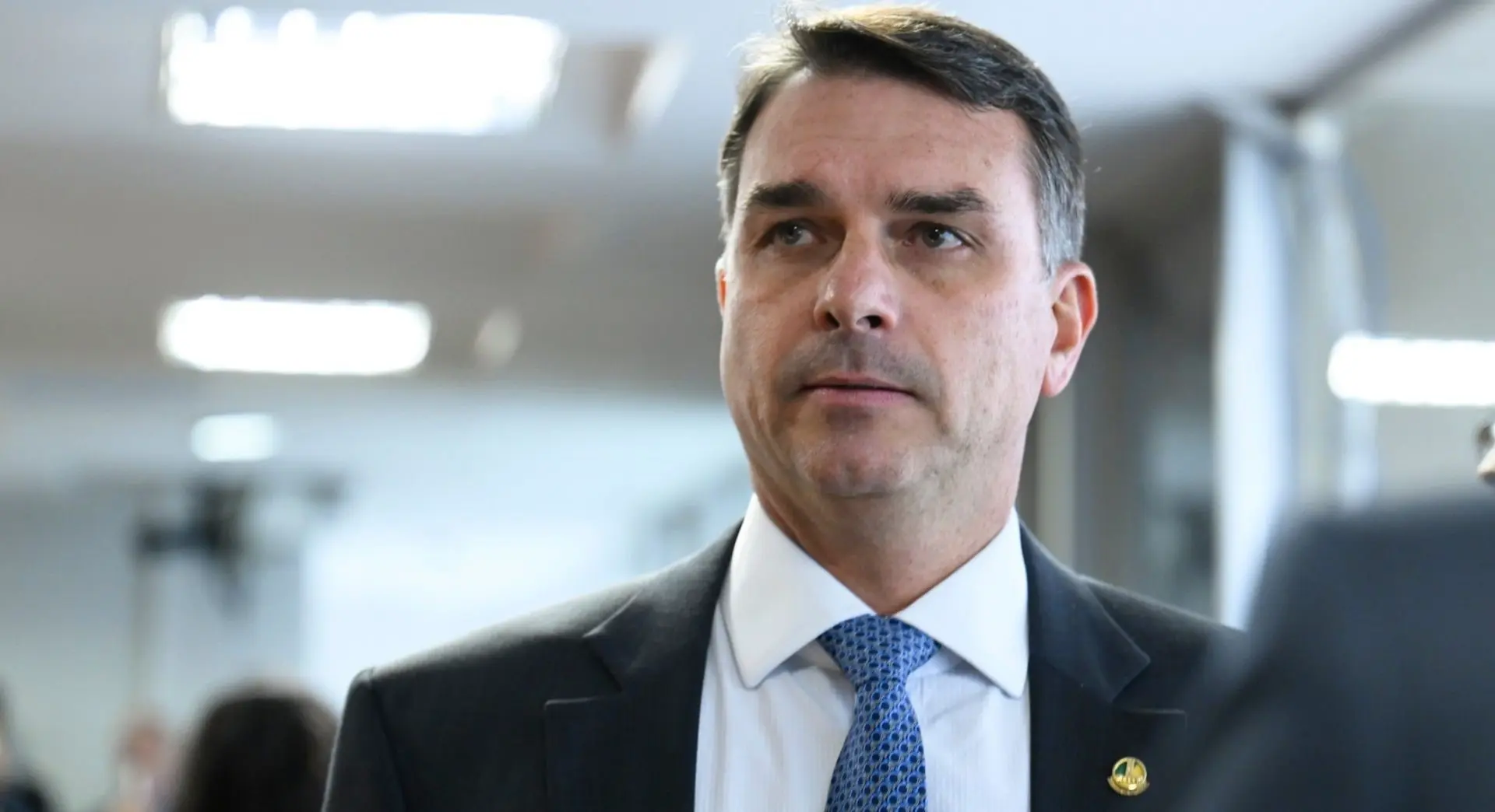 Flávio Bolsonaro, pré-candidato à Presidência, avalia incluir no plano de governo a proposta de fim da reeleição. Ele busca moderar sua imagem e atrair novos eleitores com pautas inclusivas