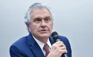 Governador Ronaldo Caiado se manifesta sobre a tragédia em Itumbiara, lamenta as perdas e se solidariza com as famílias das vítimas. Ele suspendeu compromissos e foi ao município para apoiar a comunidade local.