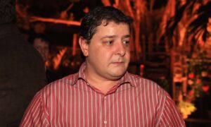 Virgílio Oliveira Filho e André Fidelis detalham esquema de fraudes no INSS, com envolvimento de Fábio Luís Lula da Silva e políticos, revelando desvios milionários e impactos diretos aos aposentados