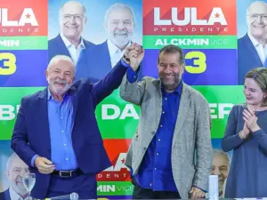 Carlos Lupi é citado em delação premiada sobre esquema de descontos ilegais no INSS, envolvendo ex-dirigentes do órgão e causando desgaste político no governo Lula.