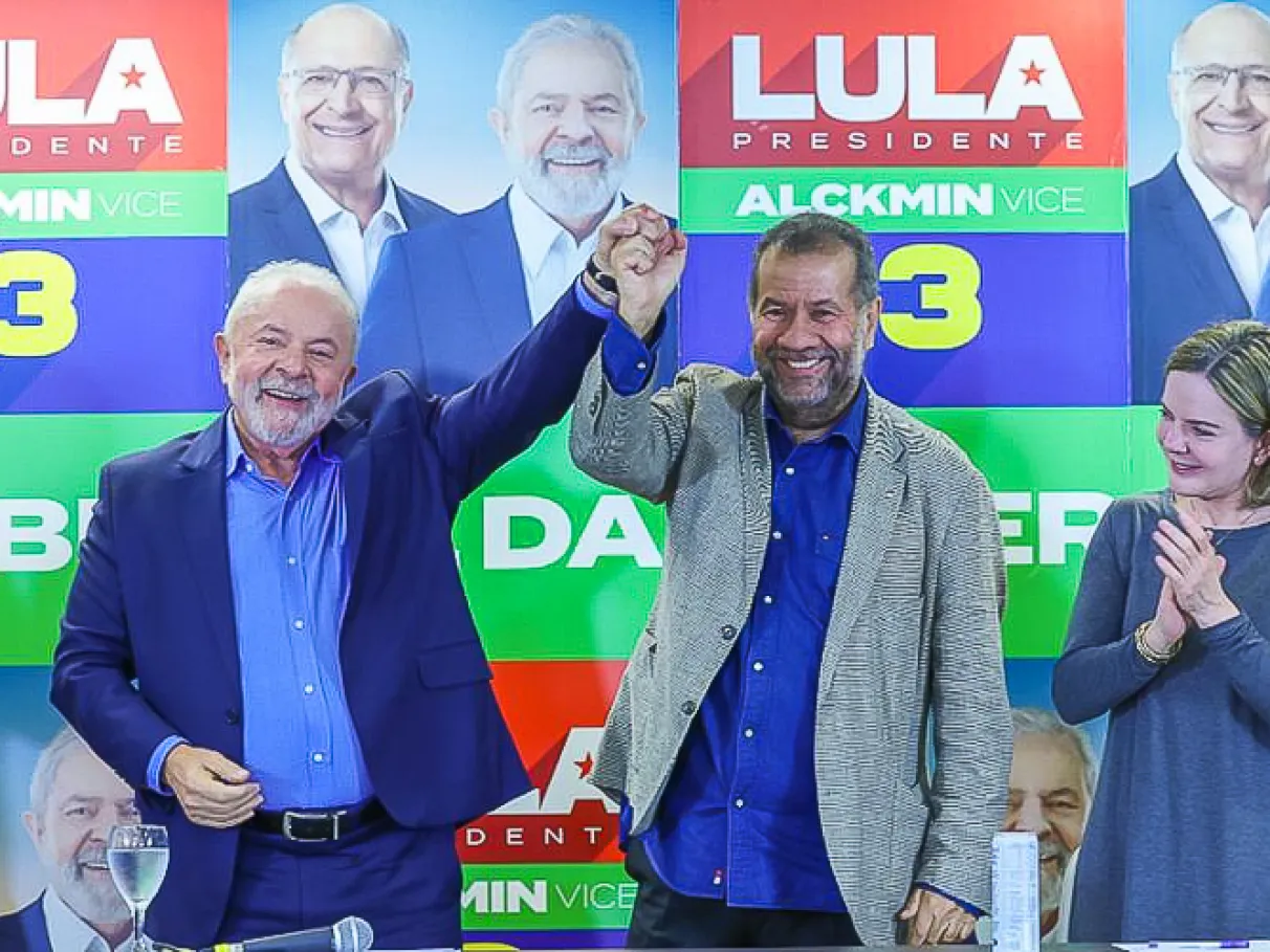 Carlos Lupi é citado em delação premiada sobre esquema de descontos ilegais no INSS, envolvendo ex-dirigentes do órgão e causando desgaste político no governo Lula.