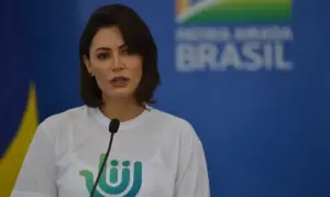 Michelle Bolsonaro critica alegoria da Acadêmicos de Niterói que alude a Jair Bolsonaro, lembrando que a prisão por corrupção foi de Luiz Inácio Lula da Silva, não do ex-presidente.