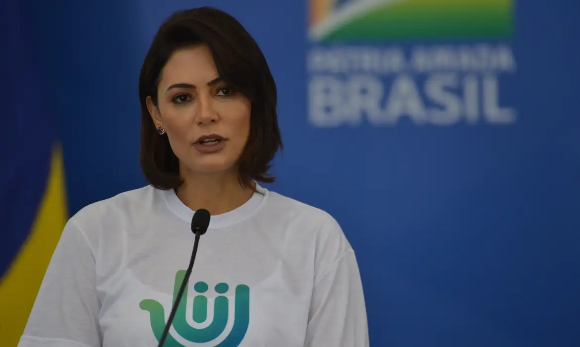 Michelle Bolsonaro critica alegoria no desfile de Carnaval que alude Jair Bolsonaro: “Quem foi preso por corrupção foi Lula”