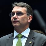 Pesquisa aponta Flávio Bolsonaro com 45,2% dos votos contra 44,1% de Lula em possível 2° turno