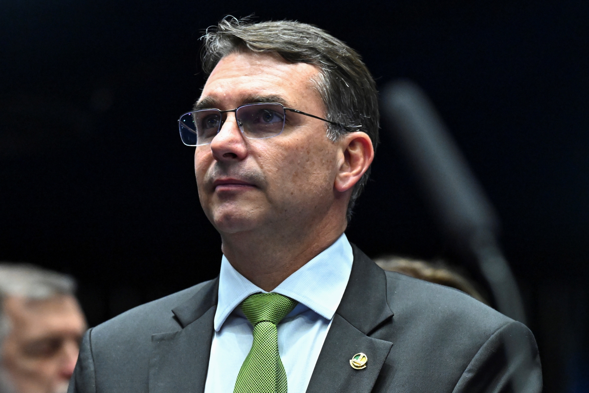 Pesquisa eleitoral mostra empate técnico entre Flávio Bolsonaro e Lula em possível segundo turno, com diferença dentro da margem de erro.