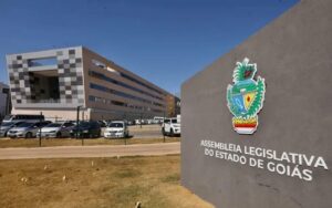 Assembleia de Goiás pressiona governo por aumento de R$ 110 milhões no teto de gastos de 2026 após adesão do estado ao novo programa de controle fiscal.
