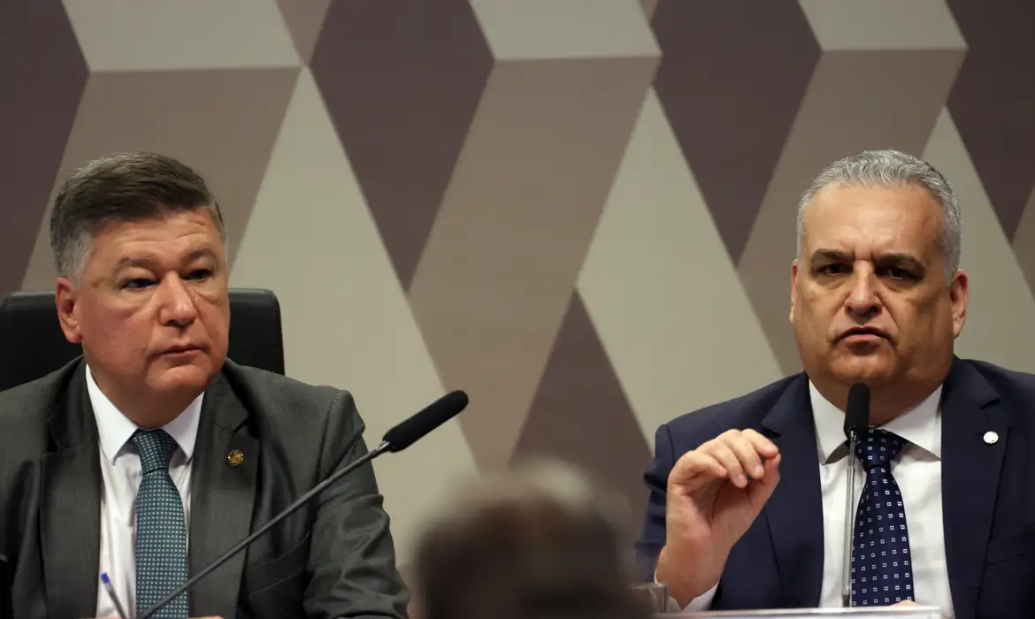 Relatório final da CPMI do INSS deve pedir indiciamento de mais de 200 pessoas e trazer documento com mais de 5 mil páginas, incluindo nomes ligados ao governo.