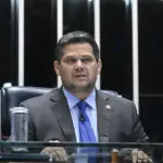 Alcolumbre mantém quebra de sigilo de Lulinha aprovada na CPMI do INSS