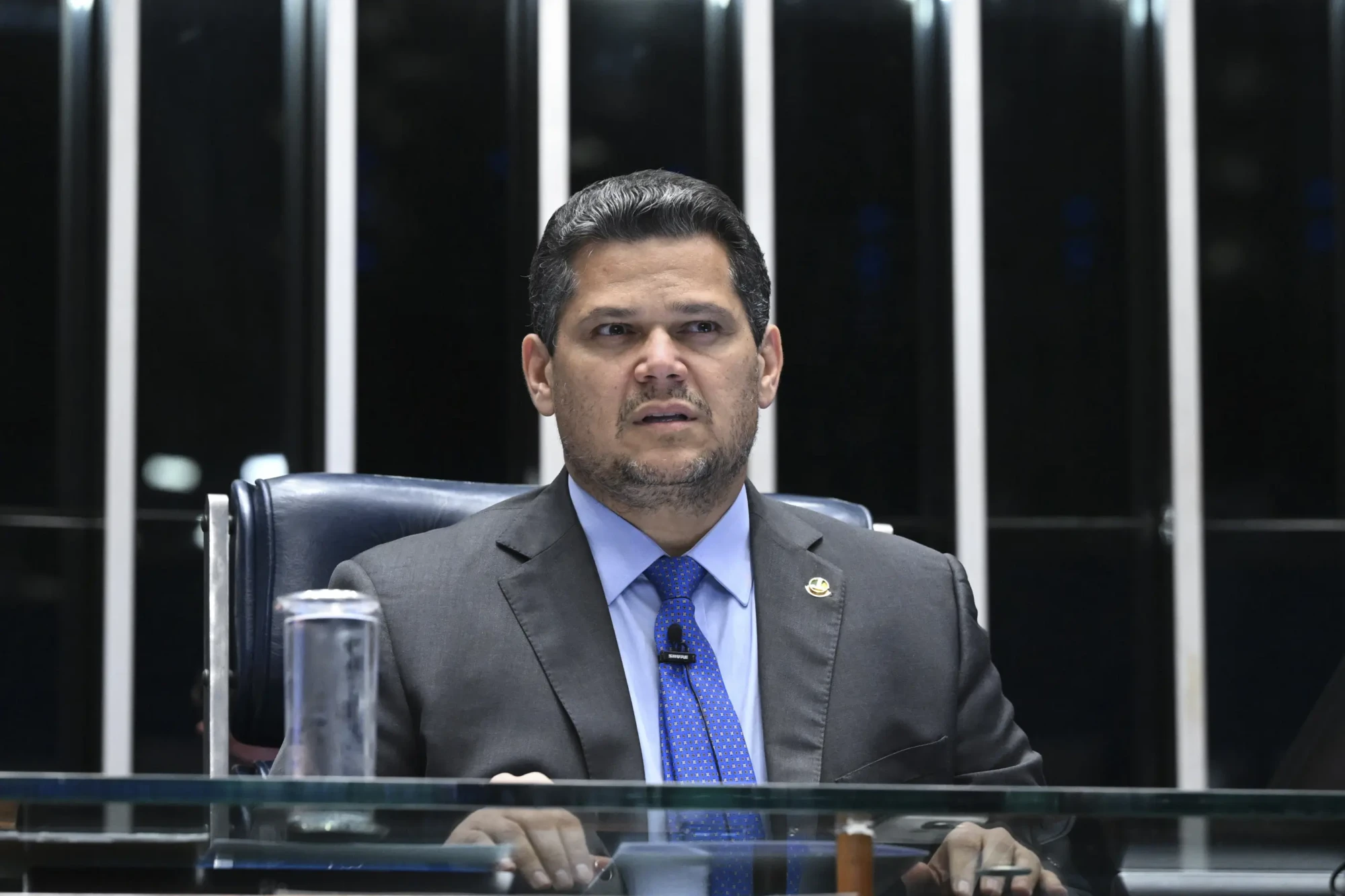 Davi Alcolumbre mantém quebra de sigilo de Lulinha aprovada na CPMI do INSS após votação com 31 parlamentares presentes