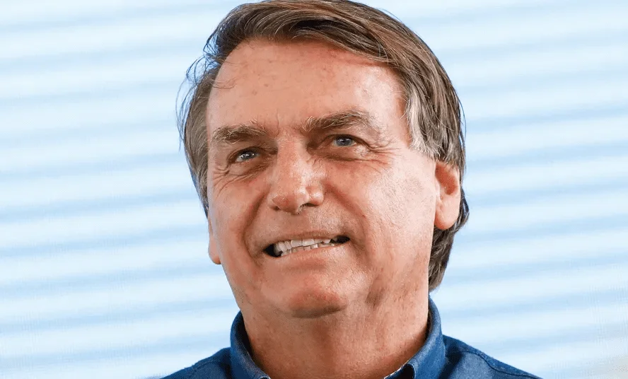 Jair Bolsonaro é levado ao hospital em Brasília após apresentar calafrios e vômitos, segundo informação divulgada pelo senador Flávio Bolsonaro