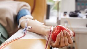 Projeto em Goiás propõe substituir multas de trânsito por doação de sangue ou cadastro de medula, mantendo regras e incentivando ações solidárias