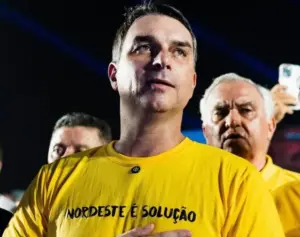 Flávio Bolsonaro inicia pré-campanha presidencial pelo Nordeste e busca ampliar apoio ao centro-direita com novas alianças políticas