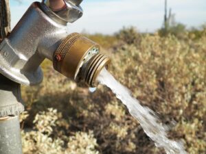 AGR autoriza reajuste de 4,845% na tarifa de água em Goiás; novos valores da Saneago e BRK passam a valer em 1º de abril.