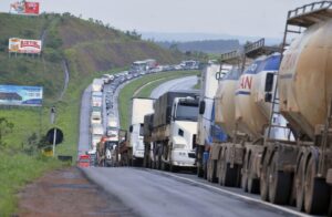 Possível greve dos caminhoneiros volta ao centro do debate após alta de R$ 0,38 no diesel e insatisfação com medidas do governo; categoria cobra frete mínimo e redução de custos