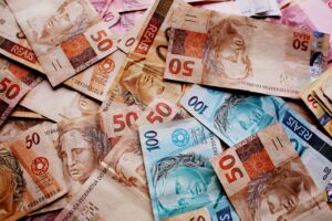 Ministérios Públicos estaduais e da União pagaram quase R$ 3 bilhões em retroativos em dois anos, sendo 89% dos valores liberados sem decisão judicial, o que levanta debate sobre transparência e controle.