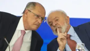 Lula confirma Geraldo Alckmin como vice na reeleição e anuncia saída de 14 ministros, em meio à reorganização do governo para as eleições