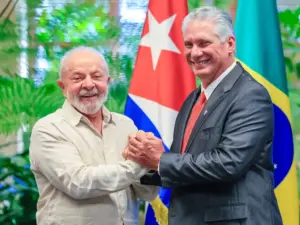 Brasil envia 20,8 mil toneladas de alimentos a Cuba em ação humanitária, enquanto país caribenho enfrenta crise econômica e recebe apoio internacional.
