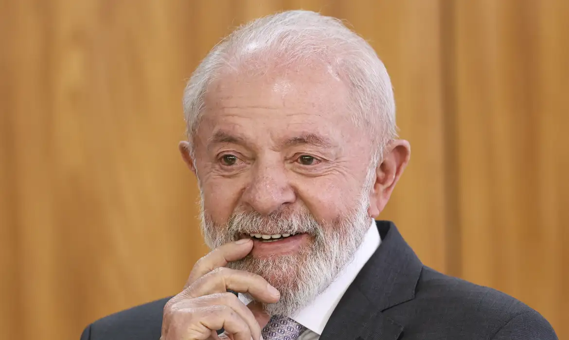 Governo Lula registra 28 medidas de aumento de impostos, arrecadação recorde de R$ 2,65 trilhões e carga tributária de 34,2% do PIB, enquanto déficit persiste