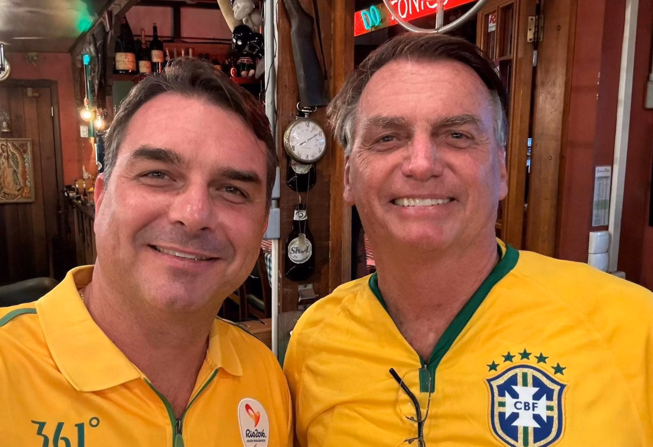 Flávio Bolsonaro passa a integrar defesa do ex-presidente Jair Bolsonaro e garante acesso à Papuda durante período de articulações políticas