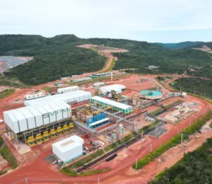 Acordo de US$ 2,8 bilhões coloca projeto de terras raras em Goiás como destaque global, com previsão de alta produção e impacto no mercado tecnológico.