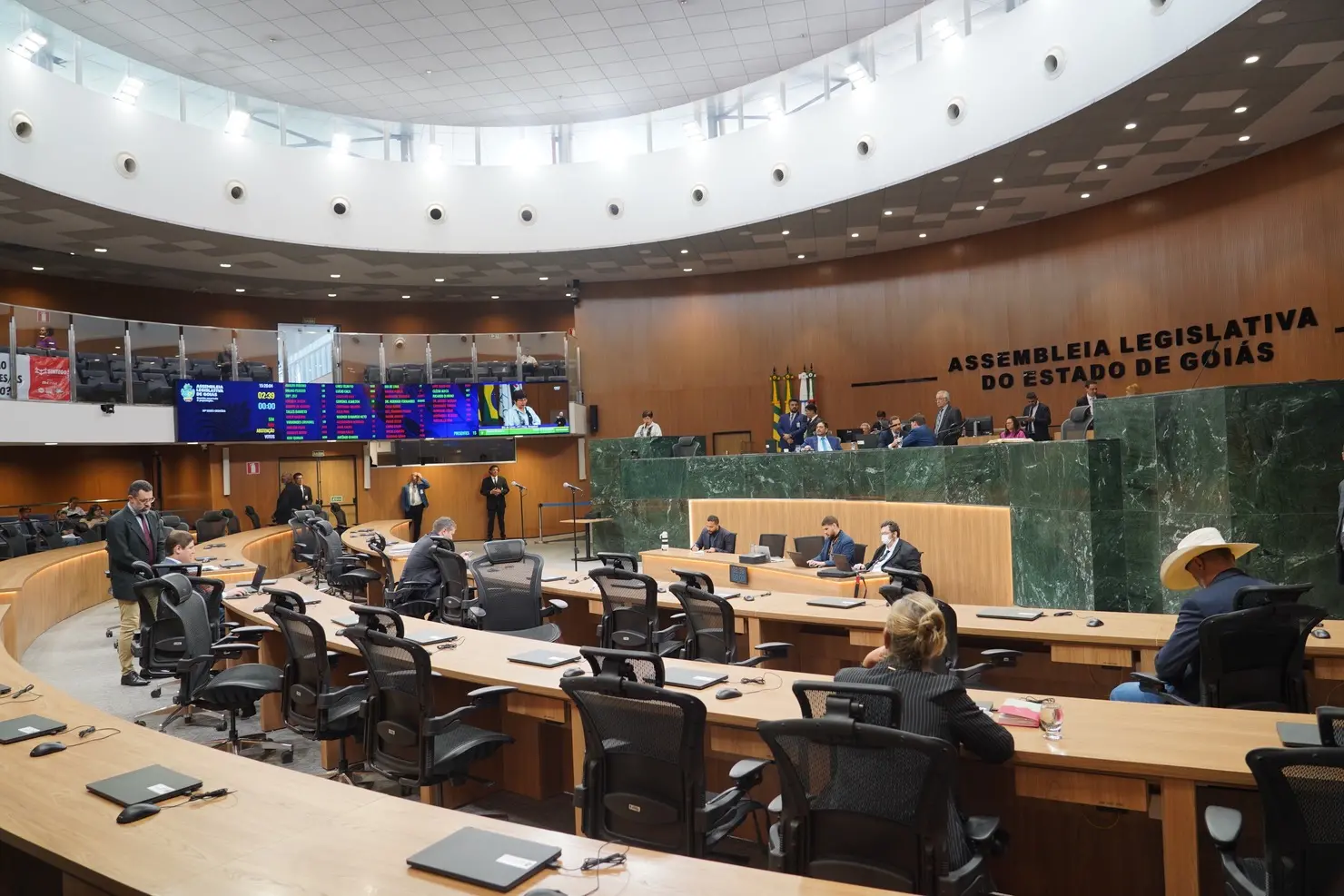 Janela partidária reduz número de partidos na Alego de 15 para 13 e provoca mudanças nas bancadas, com destaque para MDB e União Brasil.