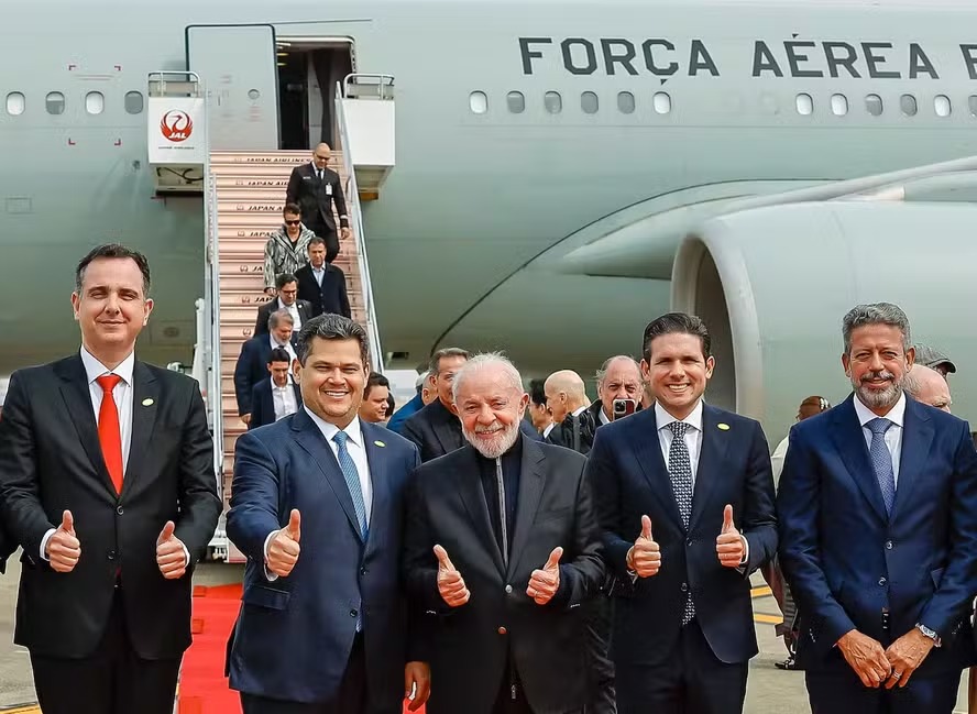 Lula embarca com 15 ministros pra Europa; maior comitiva do mandato
