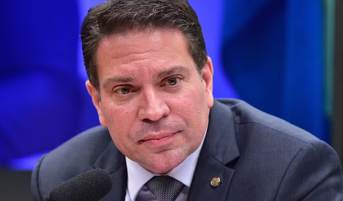 EUA determinam saída de delegado da PF após atuação em caso envolvendo Alexandre Ramagem e alegações de irregularidades