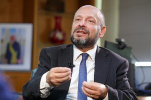 Presidente do INSS é demitido após fila chegar a 2,6 milhões; governo Lula nomeia nova gestora para enfrentar crise no órgão.
