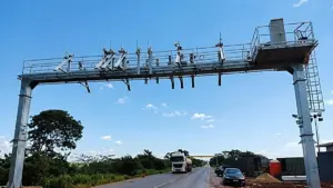 O Contran suspendeu 3,4 milhões de multas de pedágio free flow e deu prazo de até 200 dias para motoristas regularizarem débitos sem penalidades e com chance de recuperar pontos na CNH.