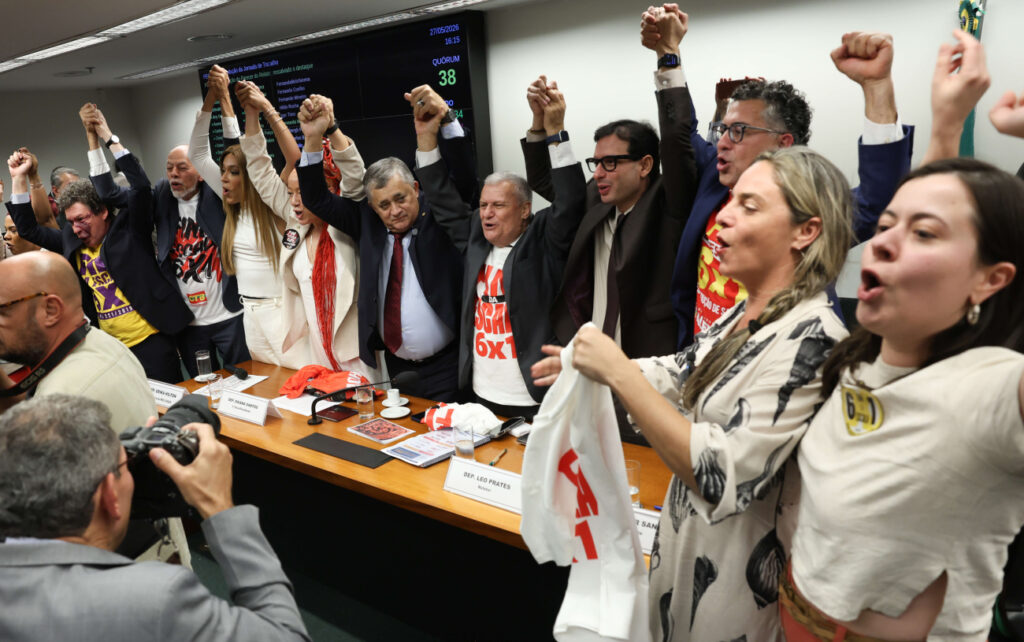 Mudança na escala 6×1 avança na Câmara com 472 votos e proposta segue ao Senado