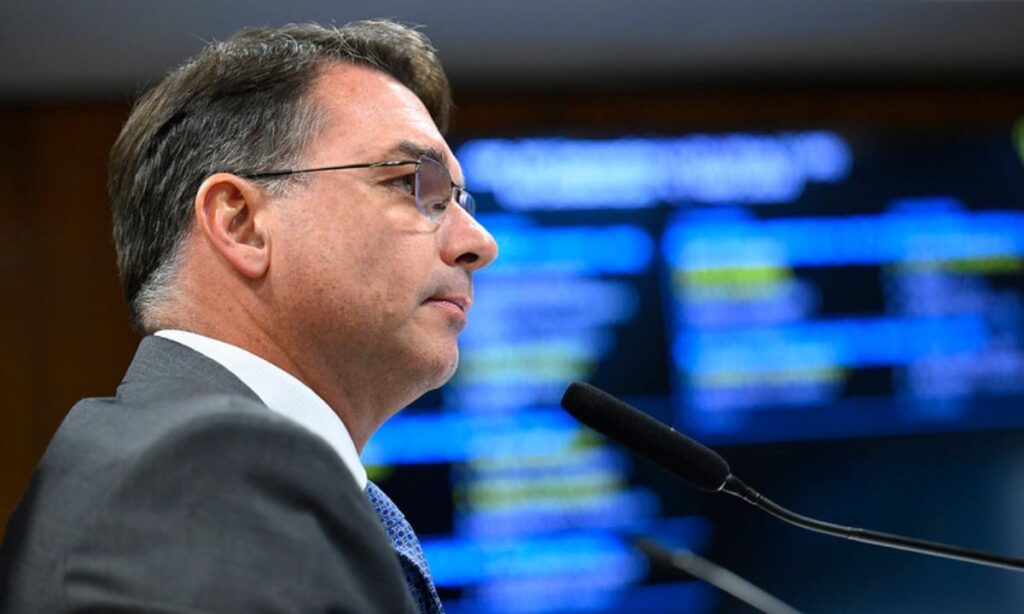 Flávio Bolsonaro propõe reduzir maioridade penal se for eleito presidente em 2026