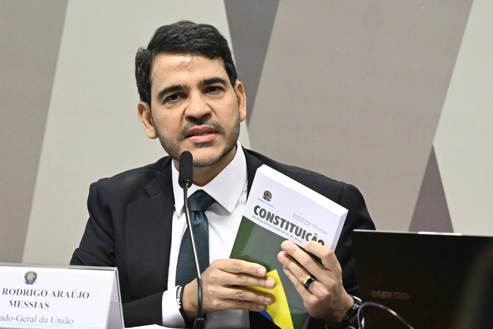 Lula decide manter indicação de Jorge Messias ao STF mesmo após rejeição com 34 votos, em episódio inédito que amplia tensão com o Congresso.