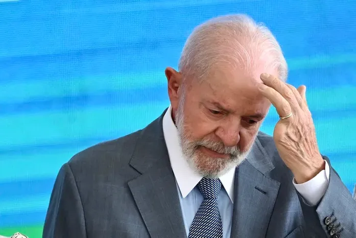 Lula confunde números ao falar sobre jornada de trabalho e cita “6×2” em discurso em Manaus