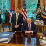 Flávio Bolsonaro se reúne por mais de 1 hora com Donald Trump na Casa Branca