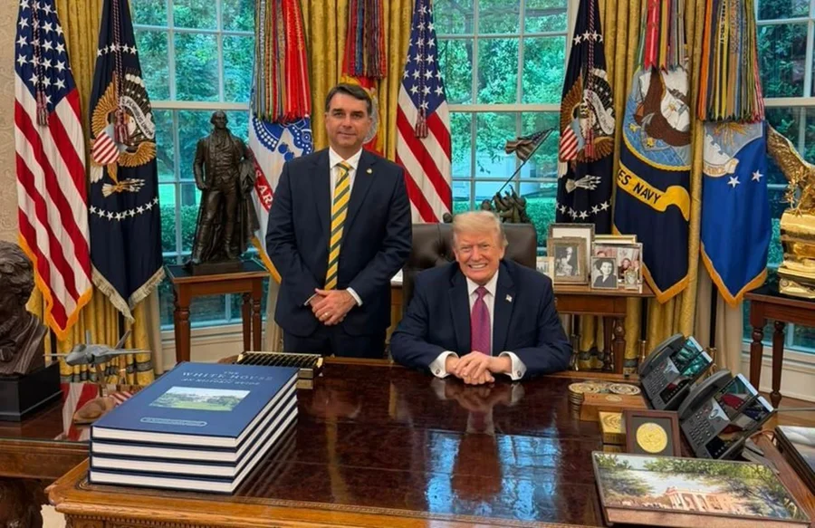Flávio Bolsonaro se reuniu com Donald Trump na Casa Branca por mais de uma hora. Encontro reservado aconteceu no Salão Oval e movimenta cenário político para 2026