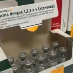Saúde mantém vacina contra dengue para crianças após suspensão de doses para profissionais em Goiás; entenda
