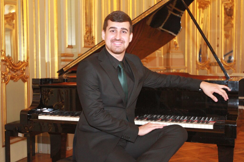 Orgulho de Goiás, Andrey Lopes retorna a Goiânia para formar novos pianistas