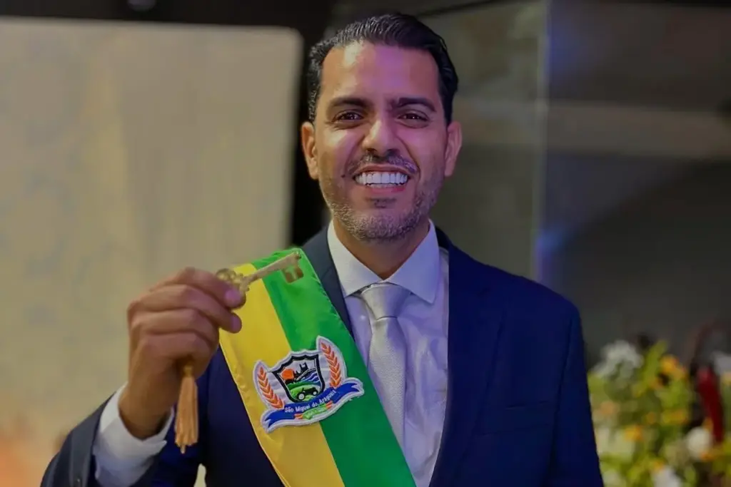 Prefeito de São Miguel do Araguaia é cassado por salários e repasses atrasados à Câmara