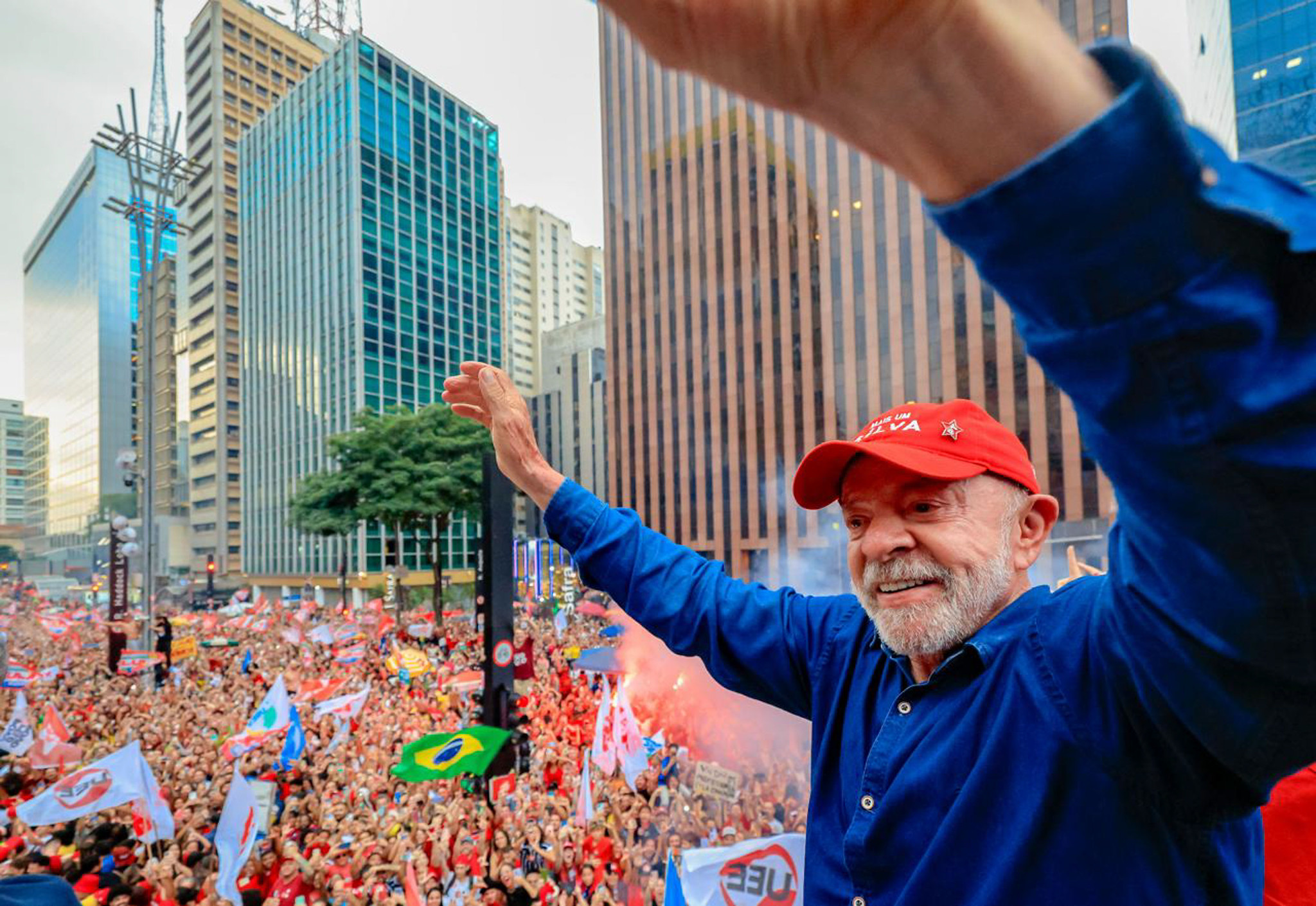 Lula é reeleito presidente do Brasil em virada histórica