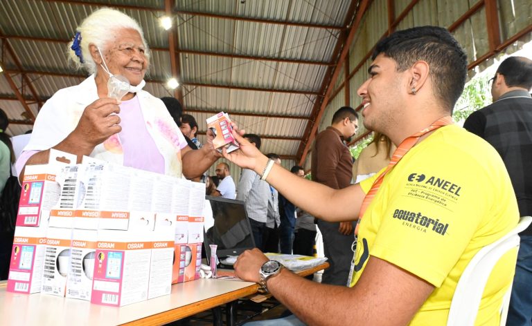 01 - Luziania - Equatorial Goiás leva troca de lâmpadas, oficina e palestra para Luziânia