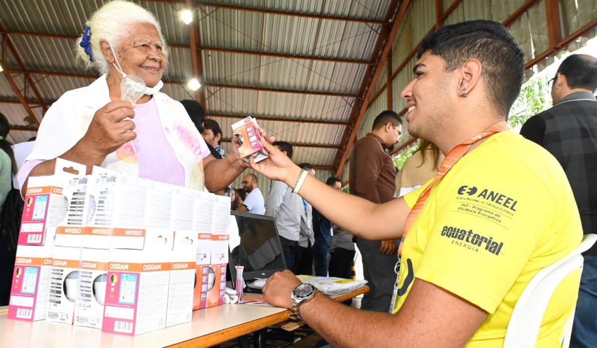 01 - Luziania - Equatorial Goiás leva troca de lâmpadas, oficina e palestra para Luziânia