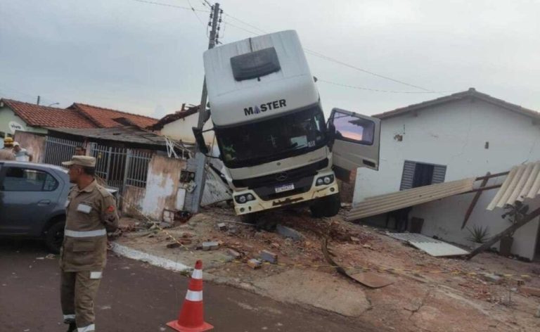 01 - MINEIROS - Caminhão desgovernado atinge casas, carros e deixa dois feridos (1)