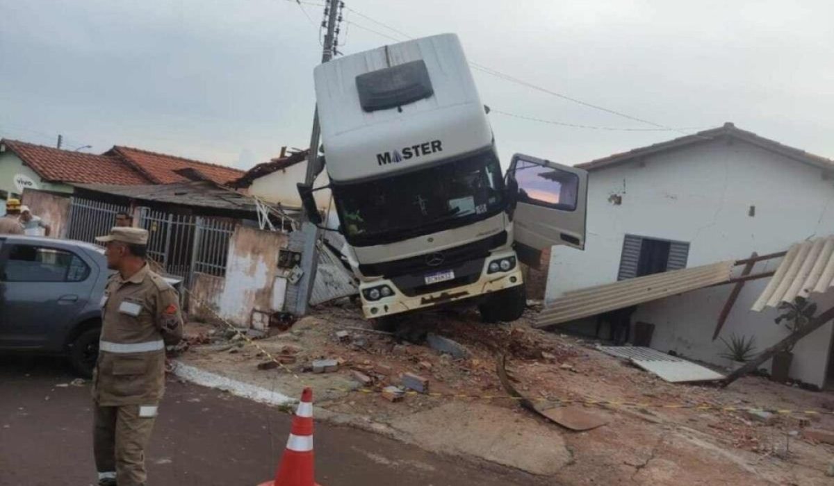 01 - MINEIROS - Caminhão desgovernado atinge casas, carros e deixa dois feridos (1)