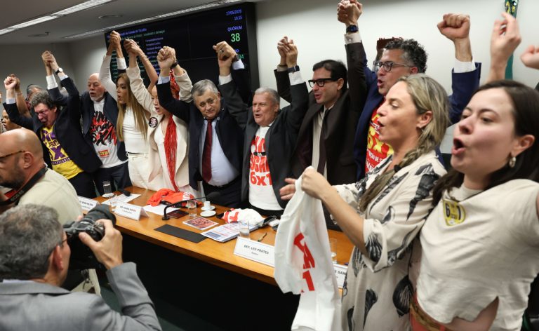 A Câmara dos Deputados aprovou a PEC que reduz a jornada semanal de trabalho de 44 para 40 horas, com 472 votos favoráveis. Texto também abre possibilidade para mudanças na escala 6x1 e segue para o Senado.